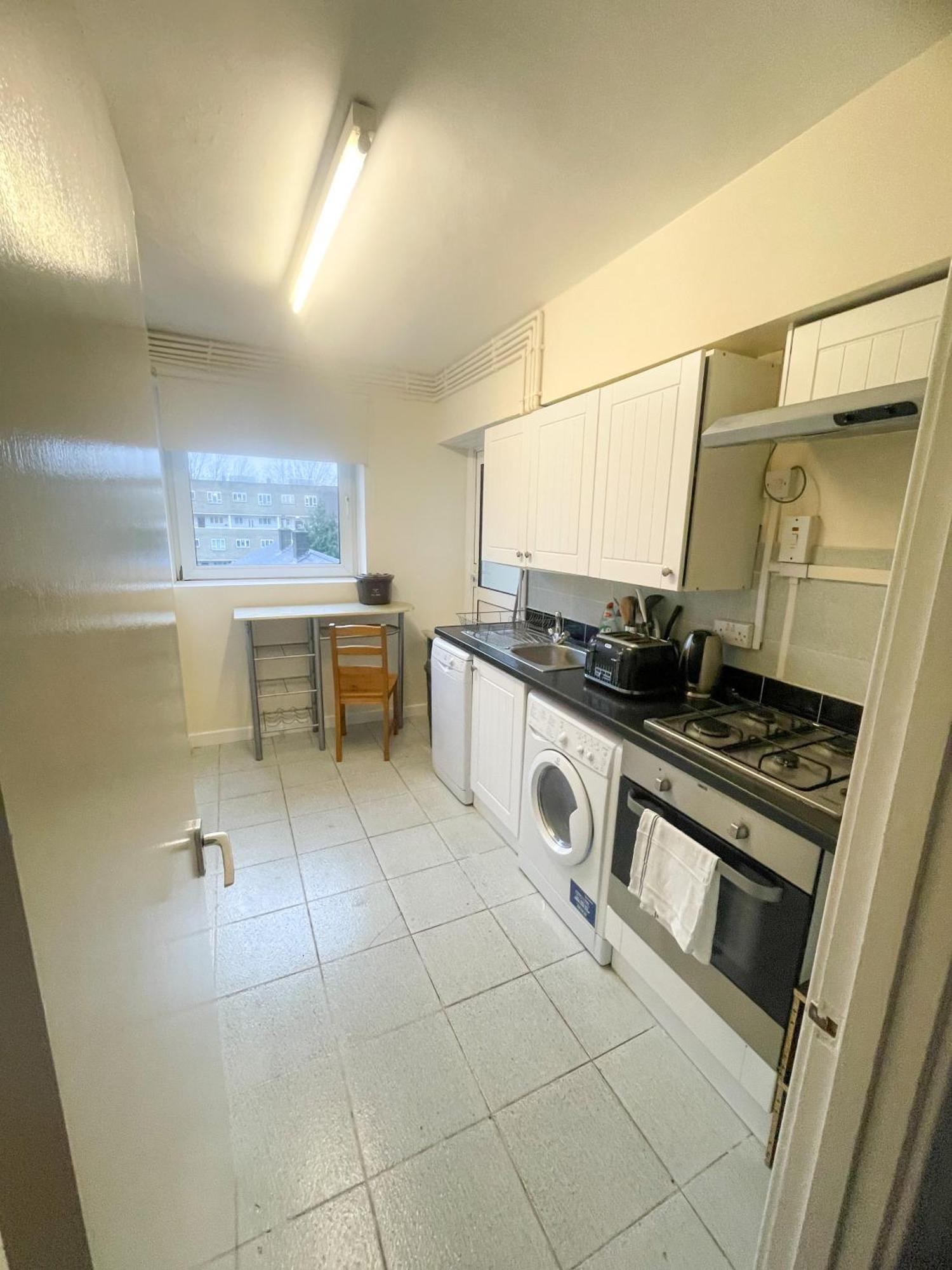 Flat F, 266 Bethnal Road Лондон